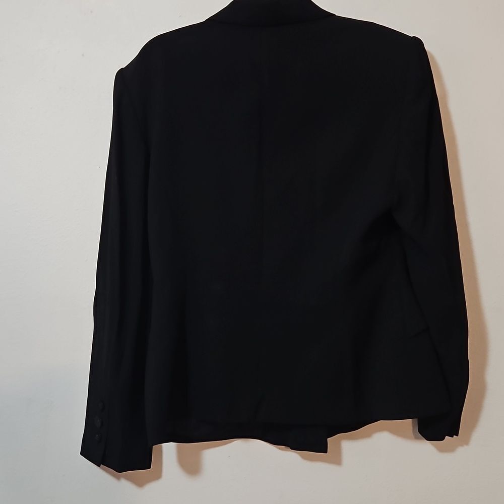 Classic Black Suit Jacket with Structured Silhouette - Picture 6 of 6